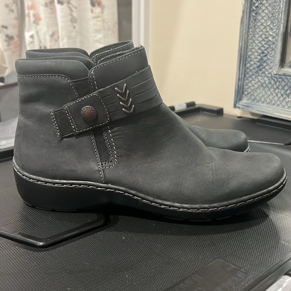 CLARKS Women's Cora Derby Ruched Black Side Zip Booties - Picture 3 of 9